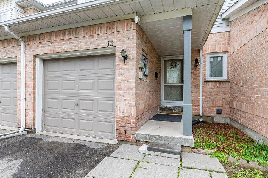 Beautiful 3+1 Bed Townhome in Sandringham